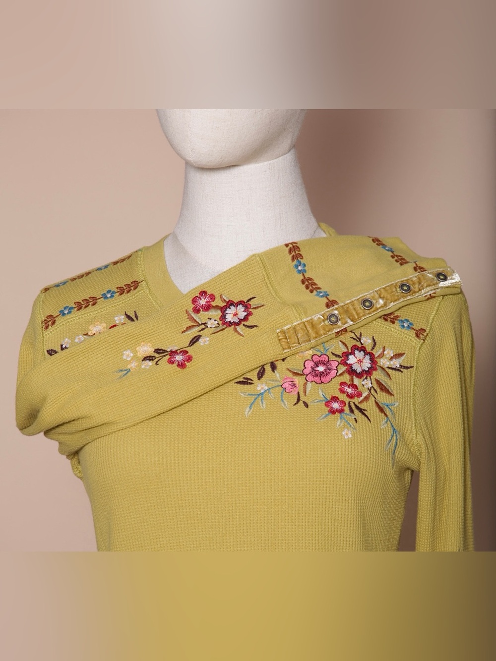 Sundance Embroidered Floral Thermal Top Mustard Petite XS - Picture 5 of 5